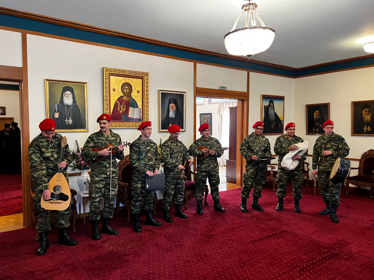 Έψαλαν τα Πρωτοχρονιάτικα κάλαντα στον Αρχιεπίσκοπο Κρήτης 