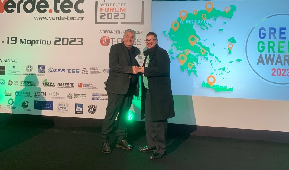 Ο πρόεδρος του ΕΣΔΑΚ παραλαμβάνει το βραβείο