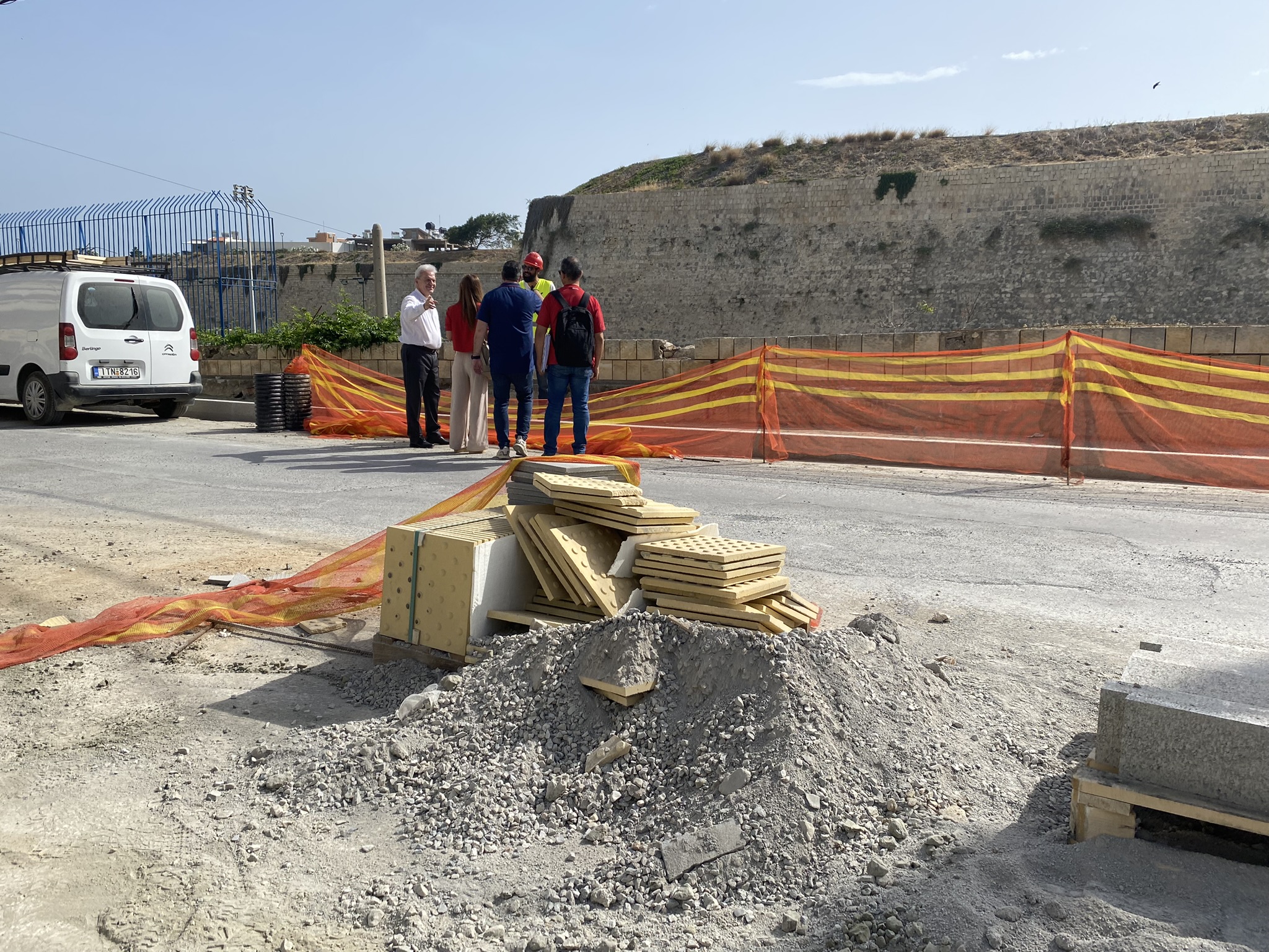 Ηράκλειο: Πιο εύκολη και ασφαλής η πρόσβαση στα σχολεία με την κατασκευή πεζοδρομίων και 25 υπερυψωμένων διαβάσεων