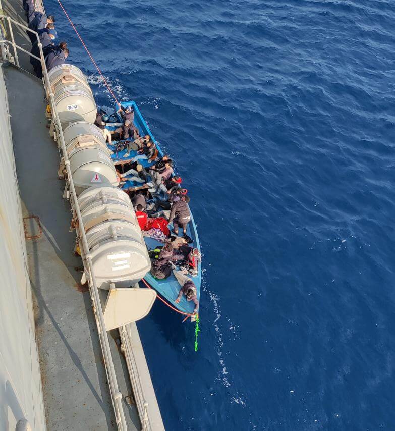 μεταναστες φρεγάτα