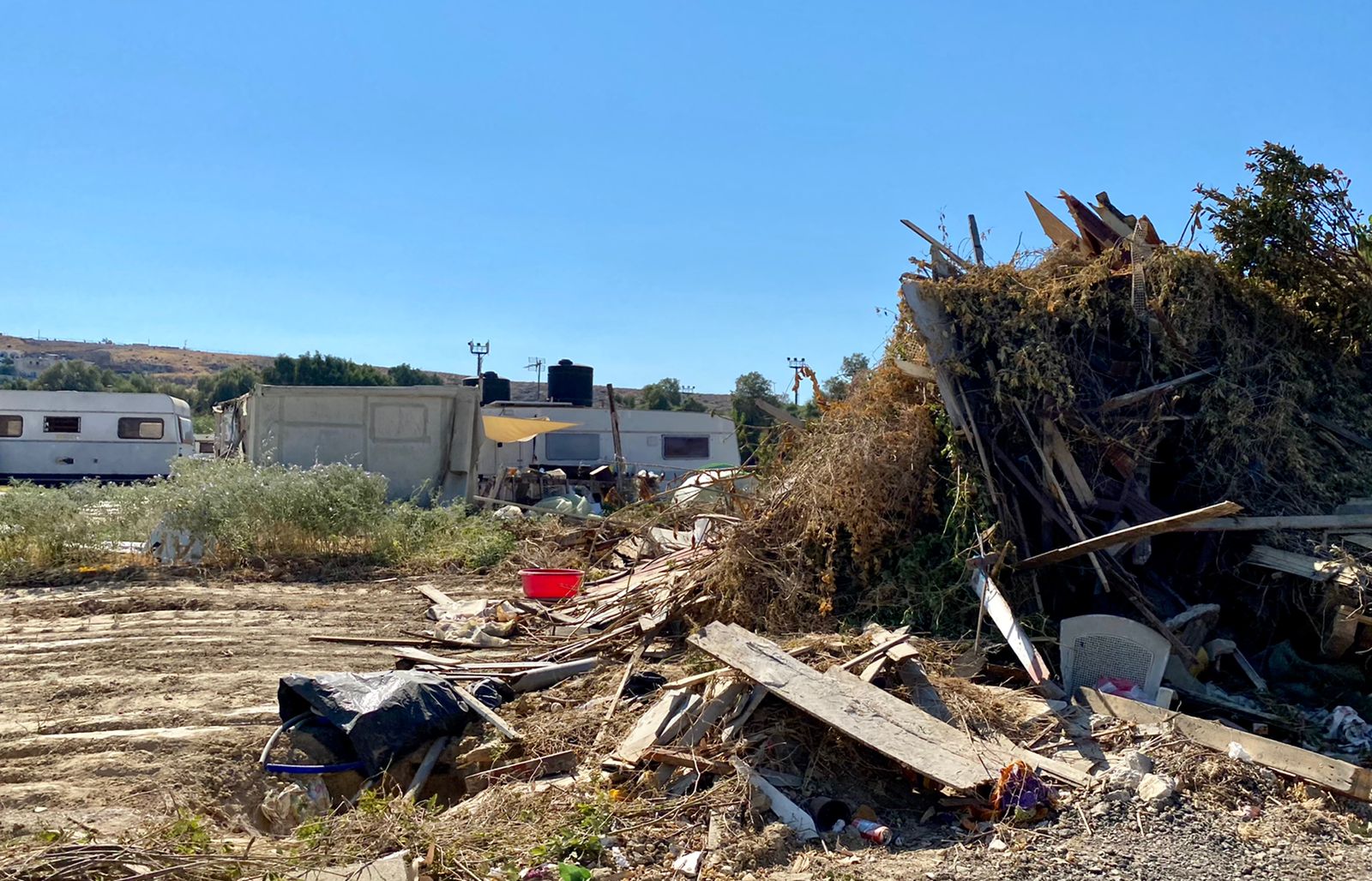 Καρτερός - Καταπατητές