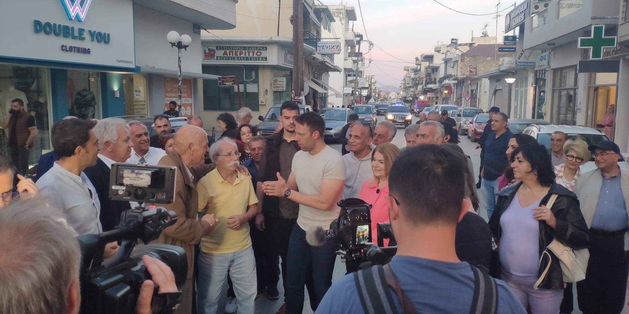 Στις Μοίρες ο Κασσελάκης - Συνάντησε Δήμαρχο και πολίτες