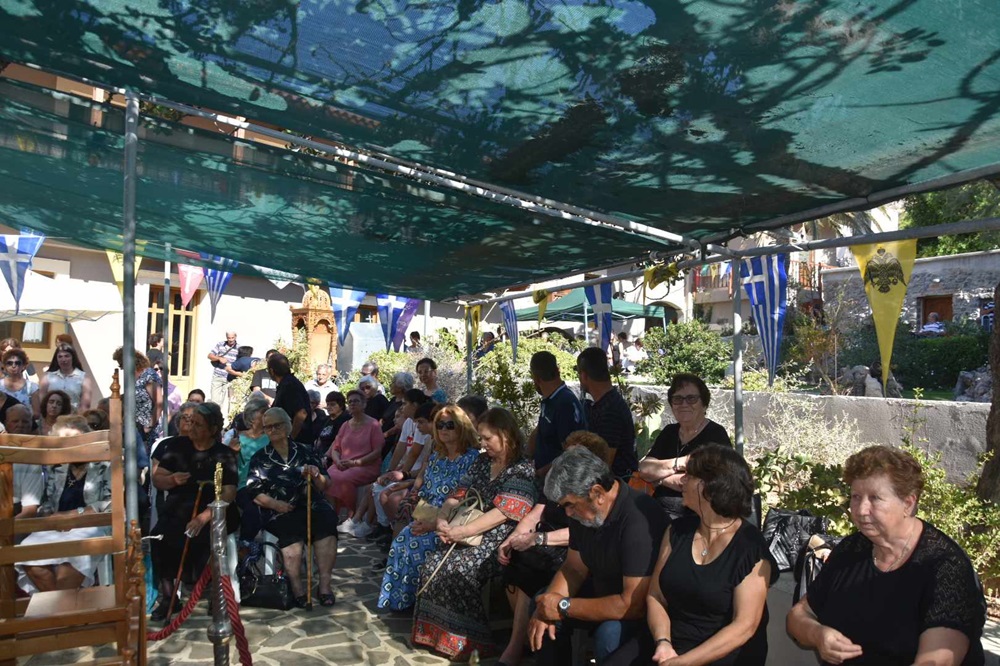 Μονή Κουδουμά πιστοί