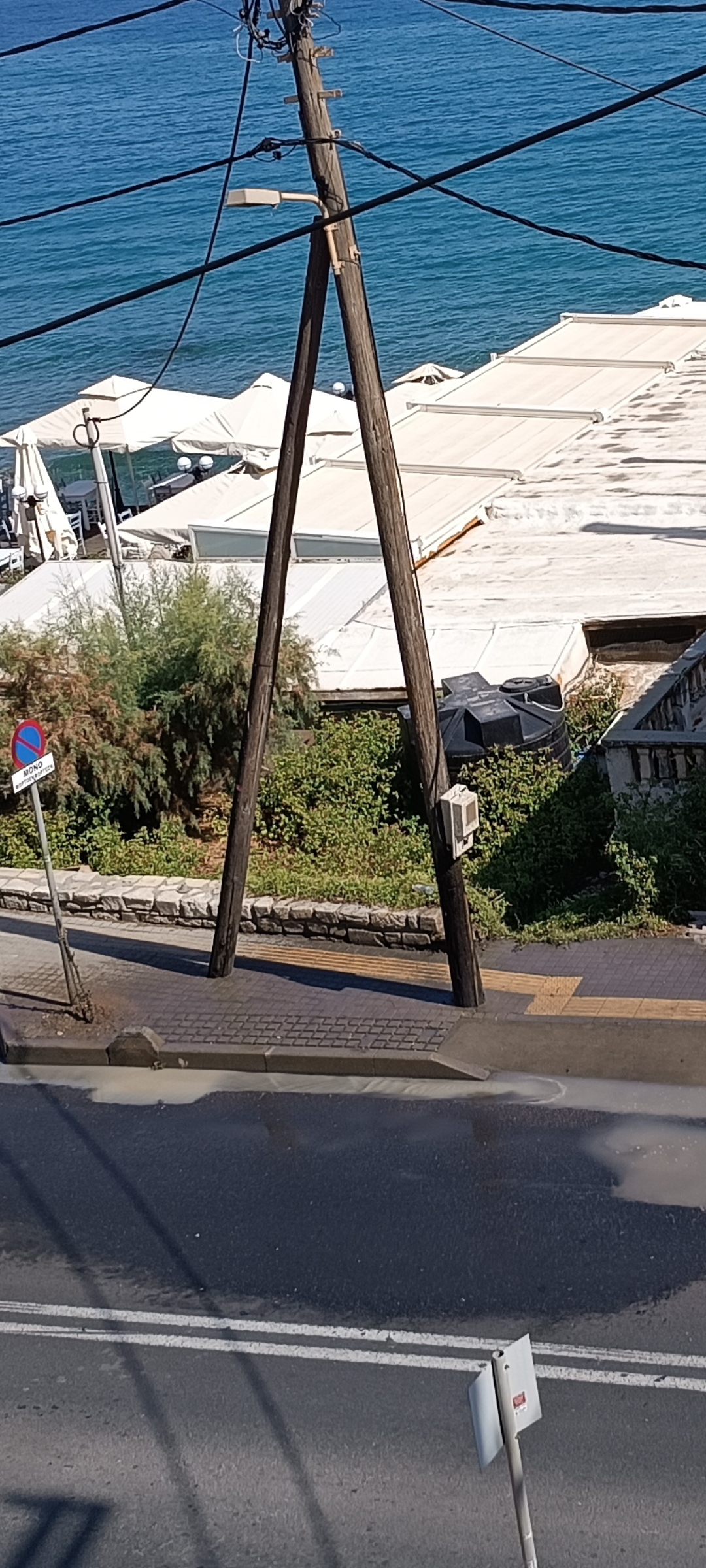 Απελπιστική η κατάσταση από τα λύματα στο δρόμο 