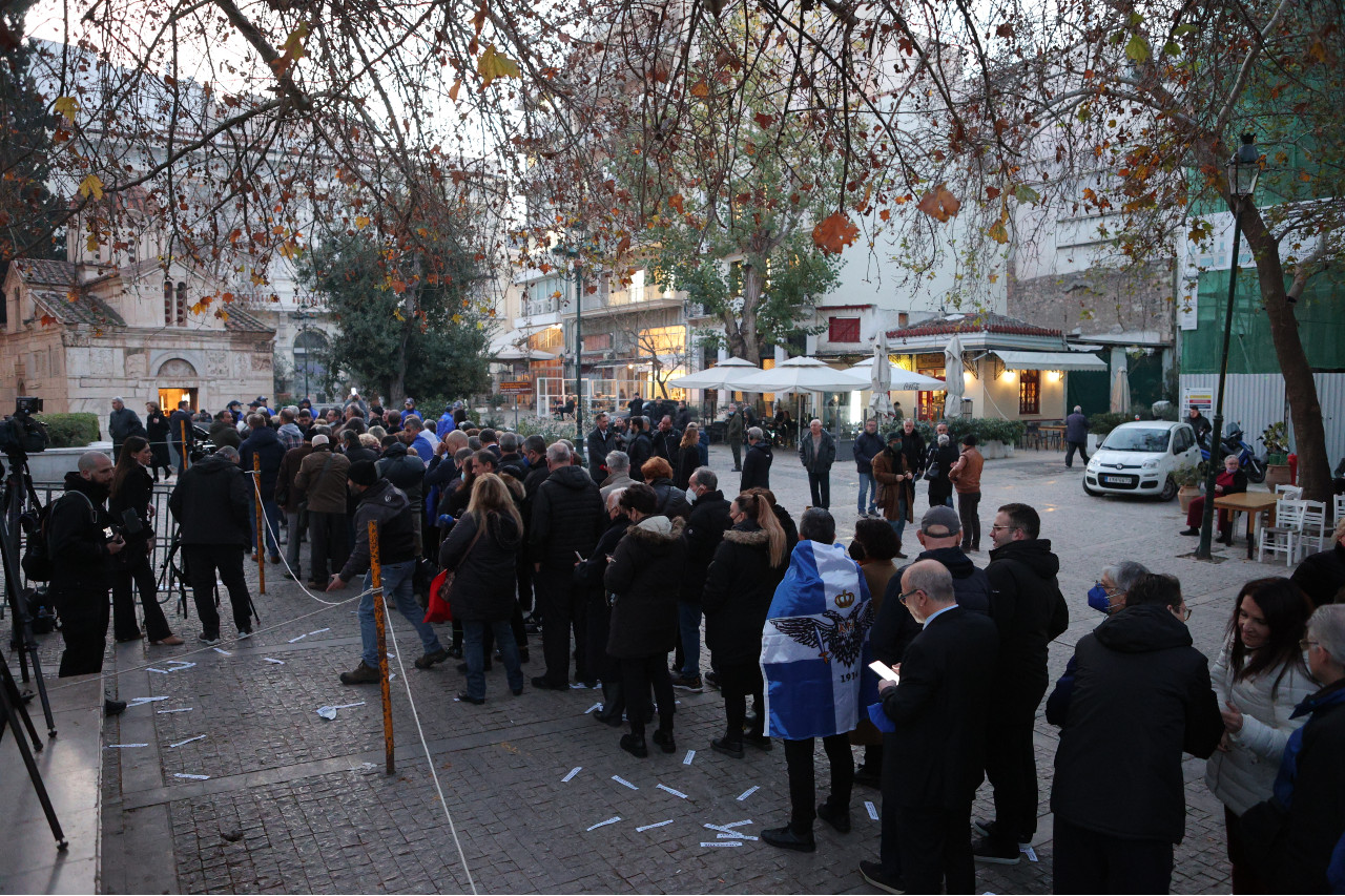 Κωνσταντίνος Γλύξμπουργκ: Φέιγ βολάν και συνθήματα έξω από το Παρεκκλήσι της Μητρόπολης Αθηνών