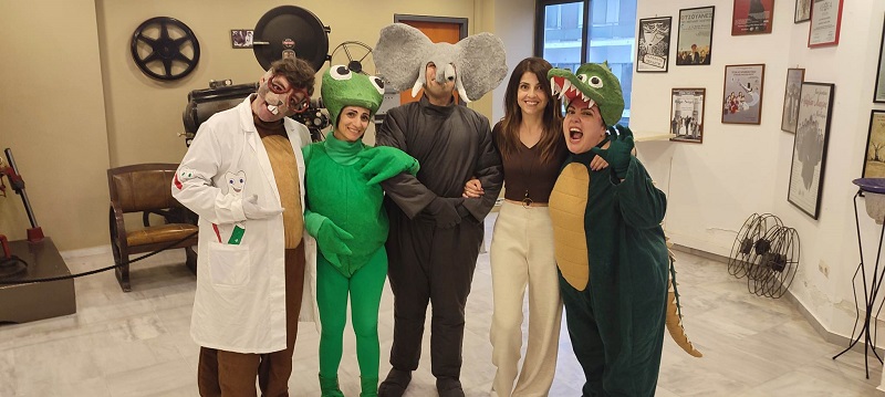 Θερμό χειροκρότημα σε Άγιο Νικόλαο, Σητεία και Ιεράπετρα στον «γιατρό τον κάστορα των δοντιών τον μάστορα»