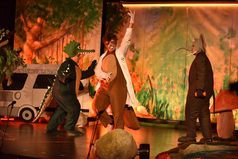 Θερμό χειροκρότημα σε Άγιο Νικόλαο, Σητεία και Ιεράπετρα στον «γιατρό τον κάστορα των δοντιών τον μάστορα»