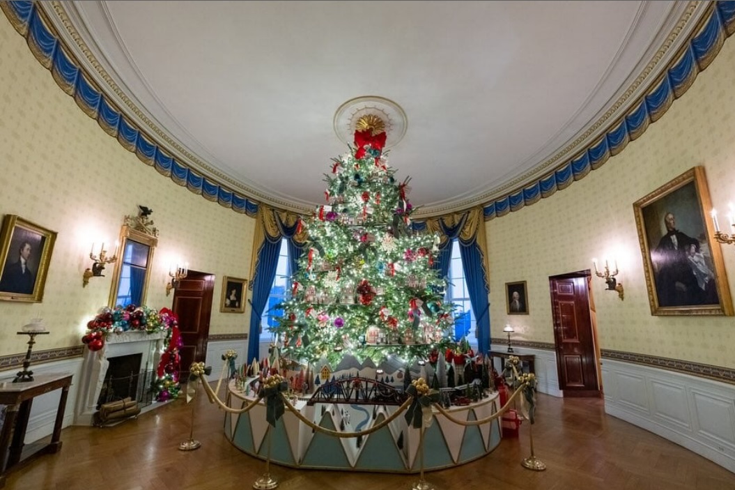 Λευκός Οίκος: Η μαγεία των Χριστουγέννων στο Οβάλ Γραφείο – 98 δέντρα και 142.000 λαμπάκια