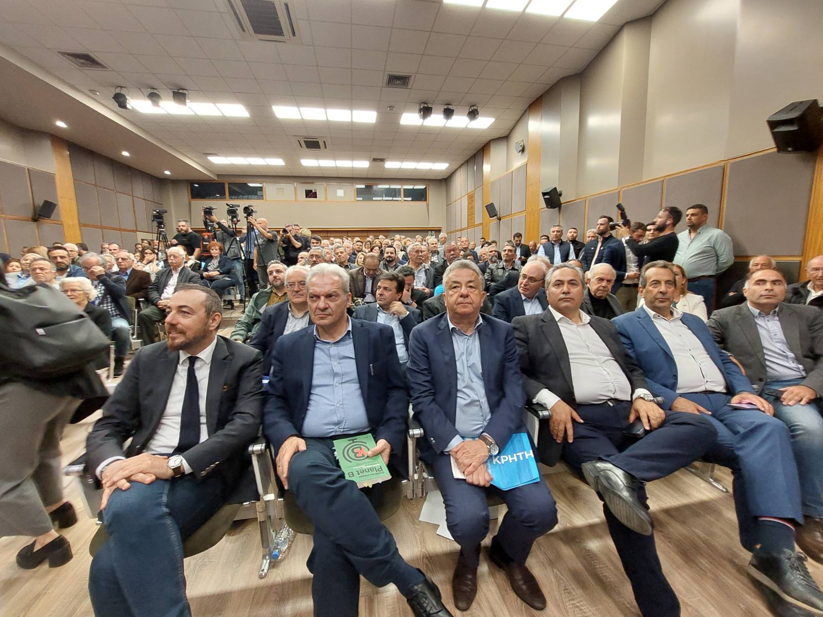 Κατάμεστη η Ανδρόγεω για την παρουσίαση βιβλίου του Γ. Μανιάτη