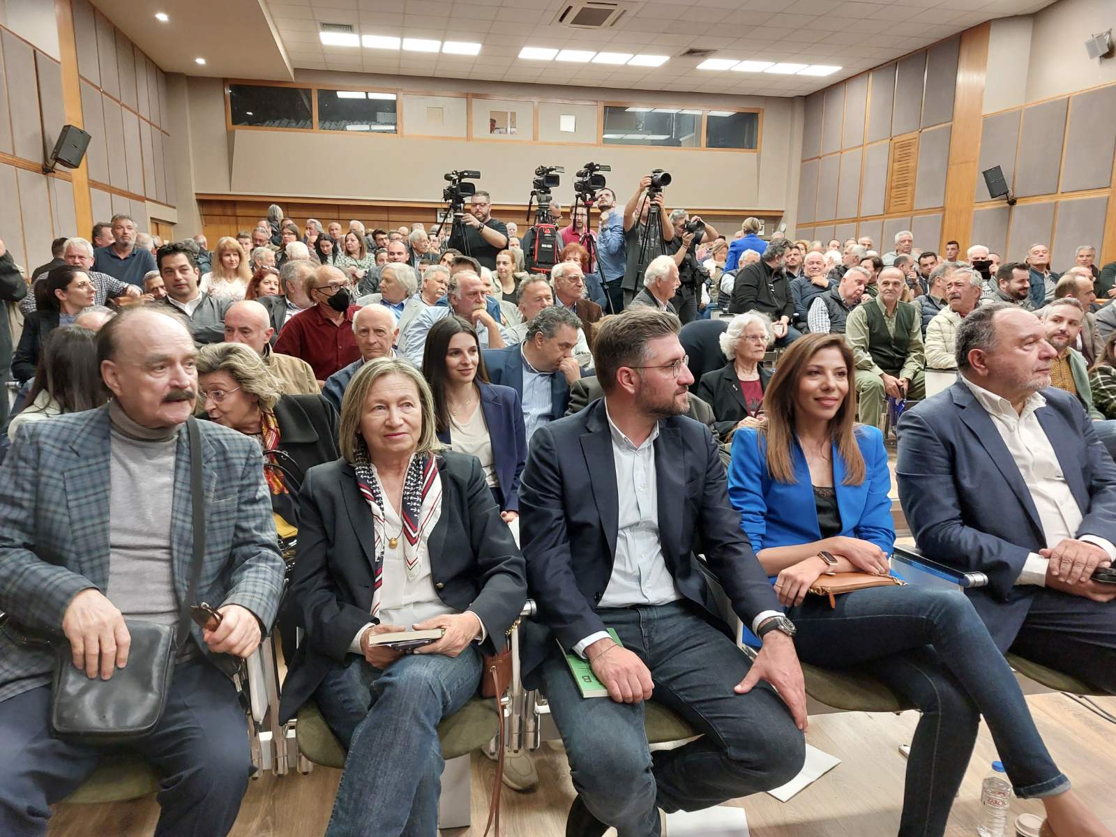 Κατάμεστη η Ανδρόγεω για την παρουσίαση βιβλίου του Γ. Μανιάτη