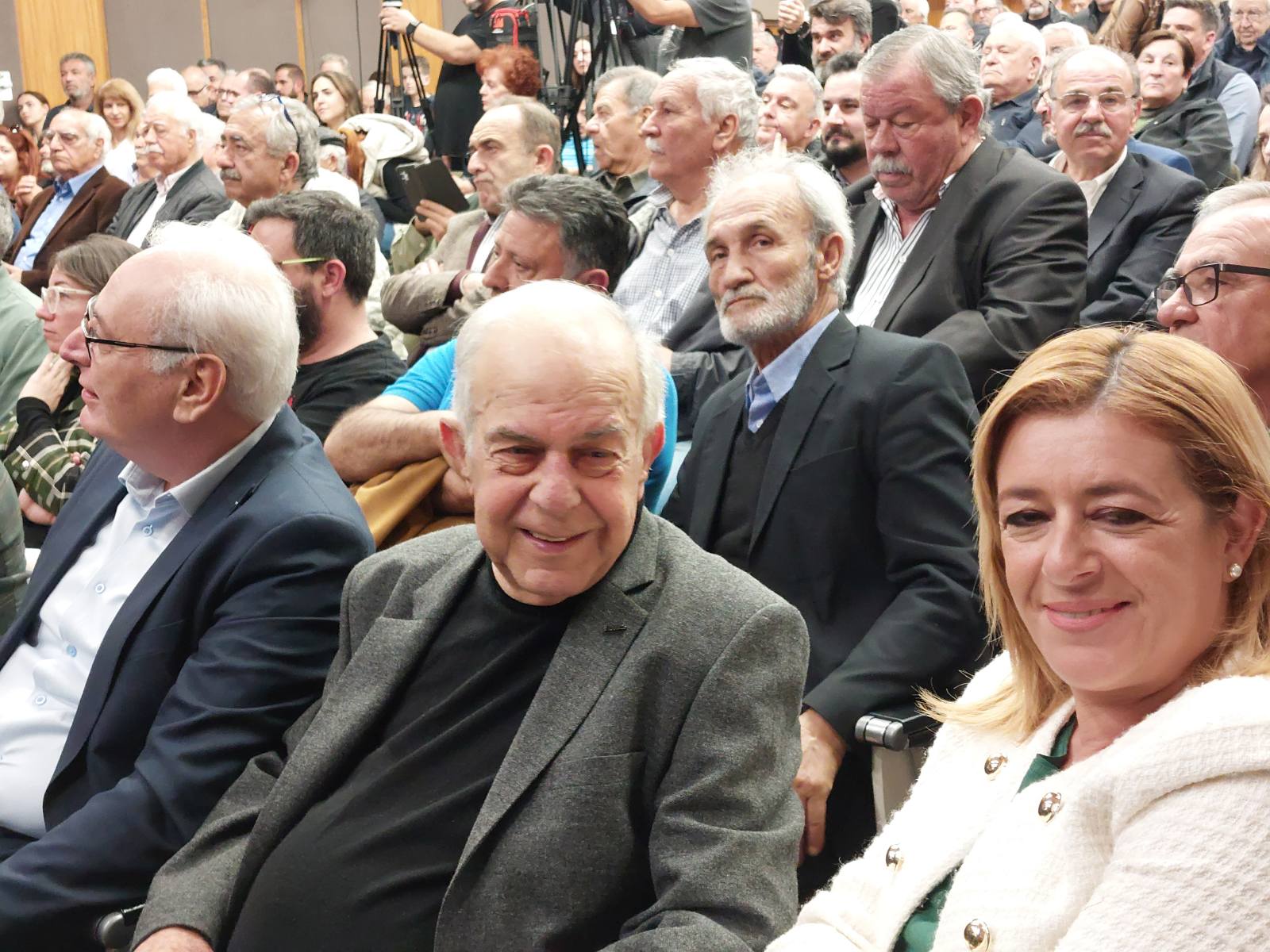 Κατάμεστη η Ανδρόγεω για την παρουσίαση βιβλίου του Γ. Μανιάτη