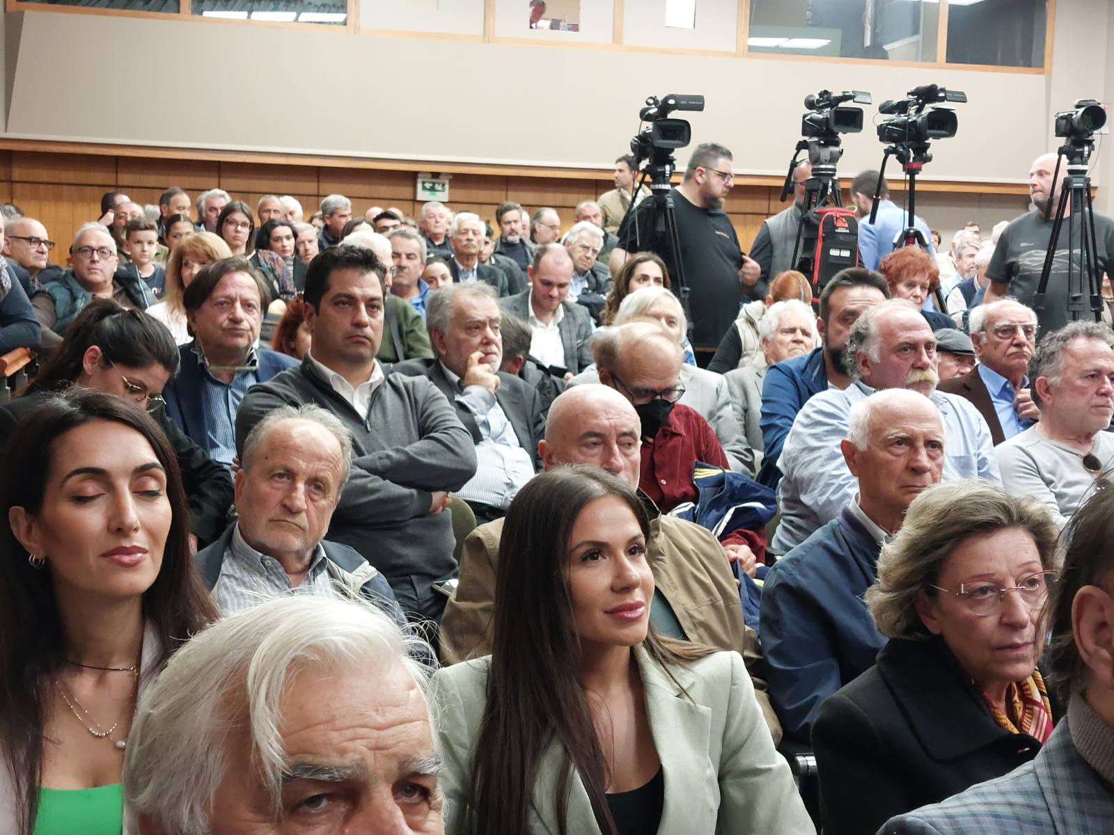 Κατάμεστη η Ανδρόγεω για την παρουσίαση βιβλίου του Γ. Μανιάτη