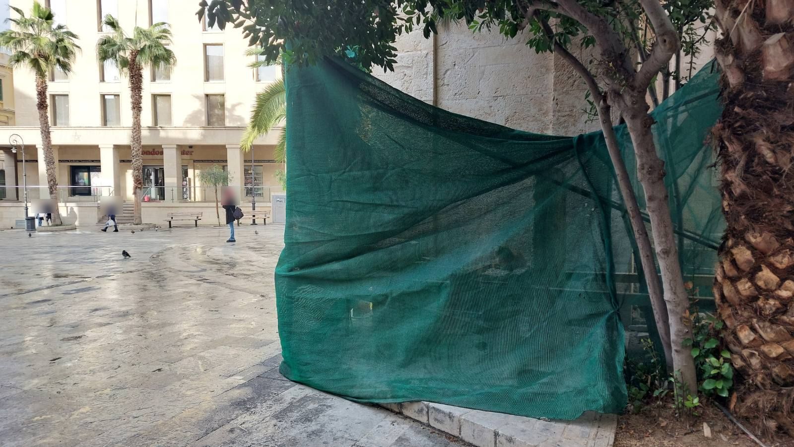 mnimeio 25is augoustoua