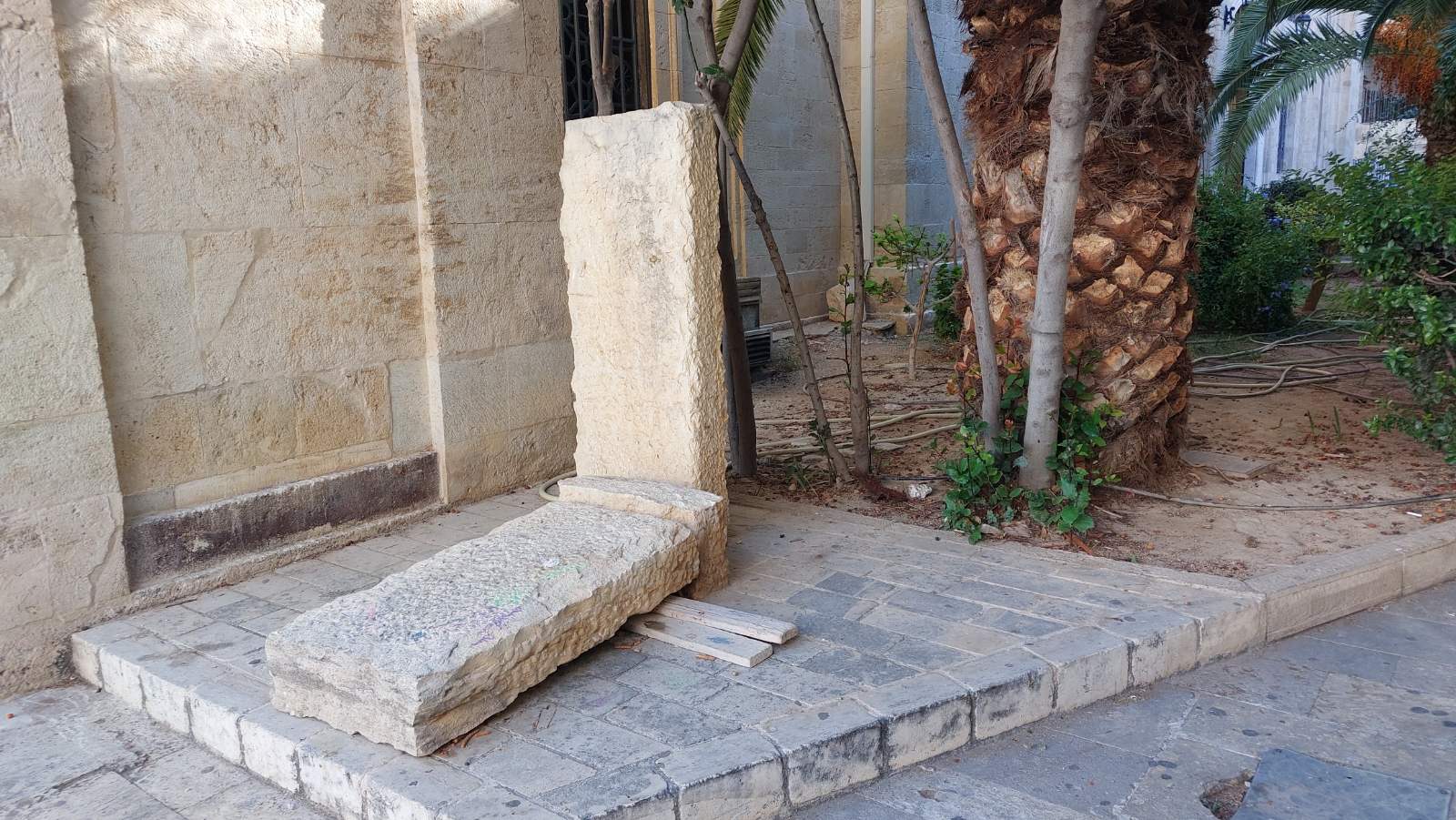 mnimeio agios titos3