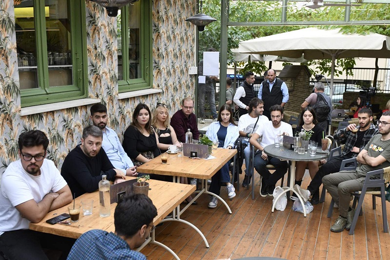 Συζήτηση με νέους για το θέμα της φοιτητικής στέγης είχε το απόγευμα της Κυριακής ο Πρόεδρος του ΠΑΣΟΚ – Κινήματος Αλλαγής, Νίκος Ανδρουλάκης, στο πλαίσιο της επίσκεψής του στα Ιωάννινα.