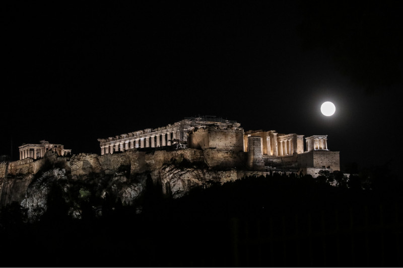 Το αυγουστιάτικο φεγγάρι πάνω από την Ακρόπολη - ΓΙΑΝΝΗΣ ΠΑΝΑΓΟΠΟΥΛΟΣ / EUROKINISSI