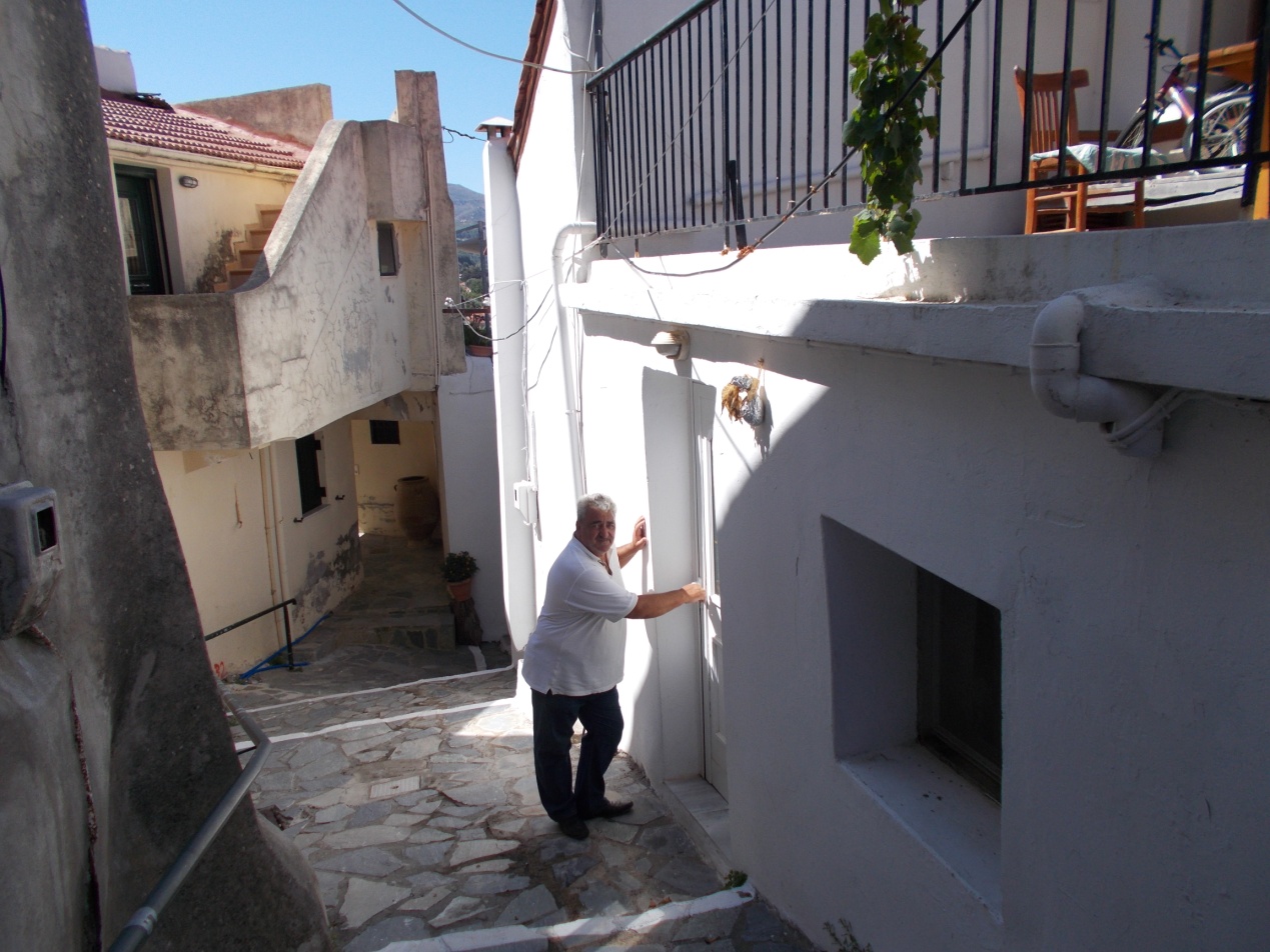 Στο παραδοσιακό δρομάκι στη μεσοχωριά της Πάνω Ρούγας, στο πατρικό του σπίτι