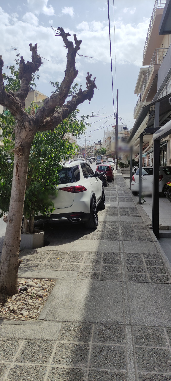 Παρκάρισμα πάνω στο πεζοδρόμιο ... καθημερινά!