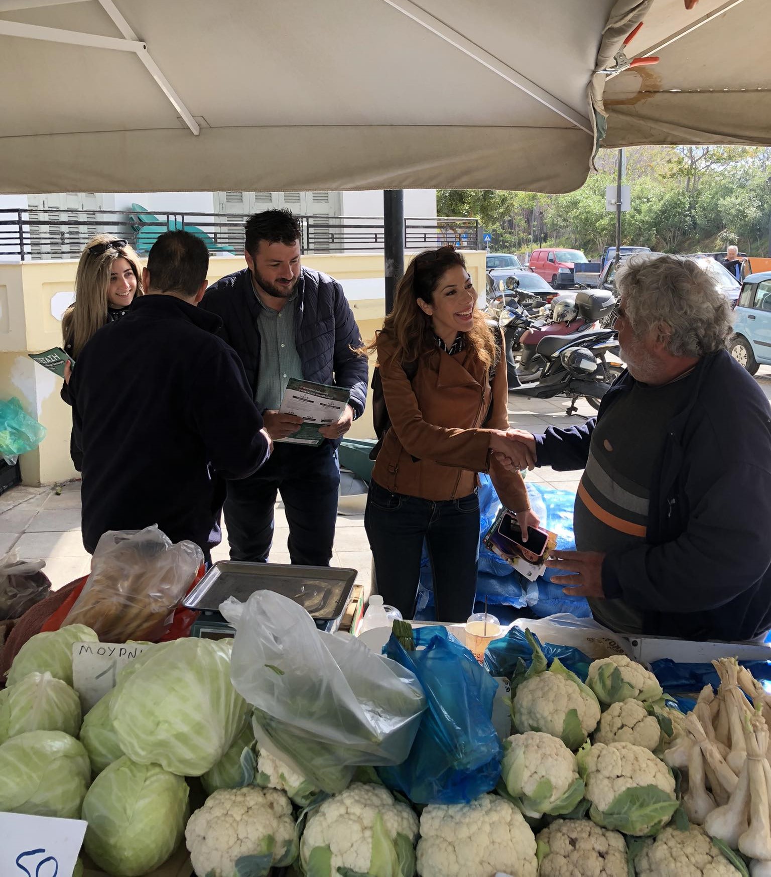 Χανιά: Στη λαϊκή αγορά του Σαββάτου μέλη της ΝE ΠΑΣΟΚ μαζί με την Μαρία Δαφέρμου