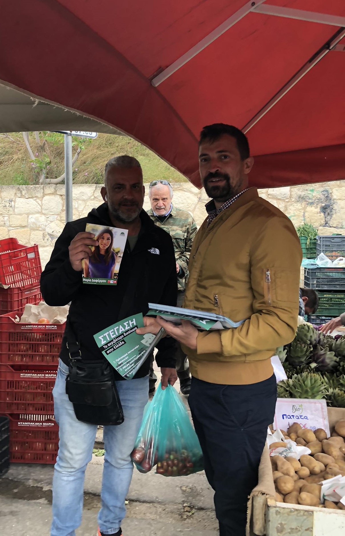 Χανιά: Στη λαϊκή αγορά του Σαββάτου μέλη της ΝE ΠΑΣΟΚ μαζί με την Μαρία Δαφέρμου