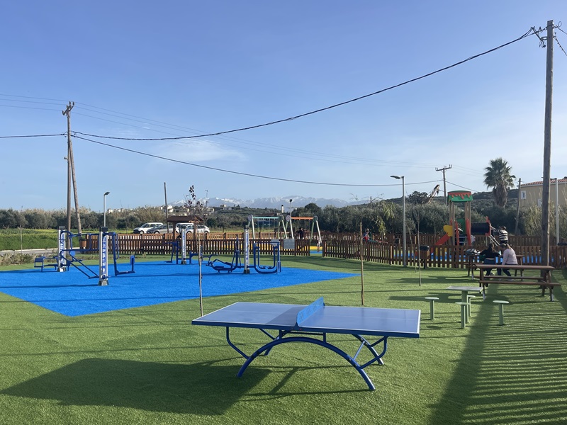 Ολοκληρώθηκε η ανάπλαση Νέου Υπαίθριου Χώρου με τη δημιουργία Παιδικής Χαράς & χώρου Αθλητικών Δραστηριοτήτων στην Δημοτική Κοινότητα Καμισιανών, του Δήμου Πλατανιά