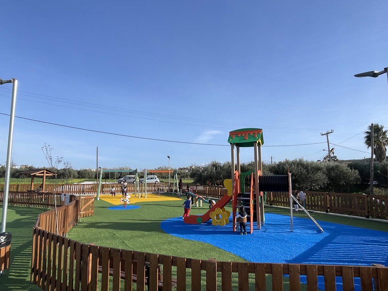 Ολοκληρώθηκε η ανάπλαση Νέου Υπαίθριου Χώρου με τη δημιουργία Παιδικής Χαράς & χώρου Αθλητικών Δραστηριοτήτων στην Δημοτική Κοινότητα Καμισιανών, του Δήμου Πλατανιά