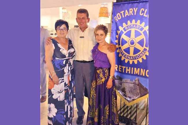  Η αντιπροσωπεία του Ρ.Ο. Ηράκλειο Ελ Γκρέκο στην αλλαγή ηγεσίας στο Ρ.Ο. Ρέθυμνο: Από αριστερά, η Βοηθός Διοικητής Κρήτης της 2475 Διεθνούς Ρόταρυ, Λίτσα Χριστοδουλάκη, το Μέλος, Βαγγέλης Κουτουμάνος και η Ταμίας, Ρούλα Τσαρλαμπά – Πετούση.