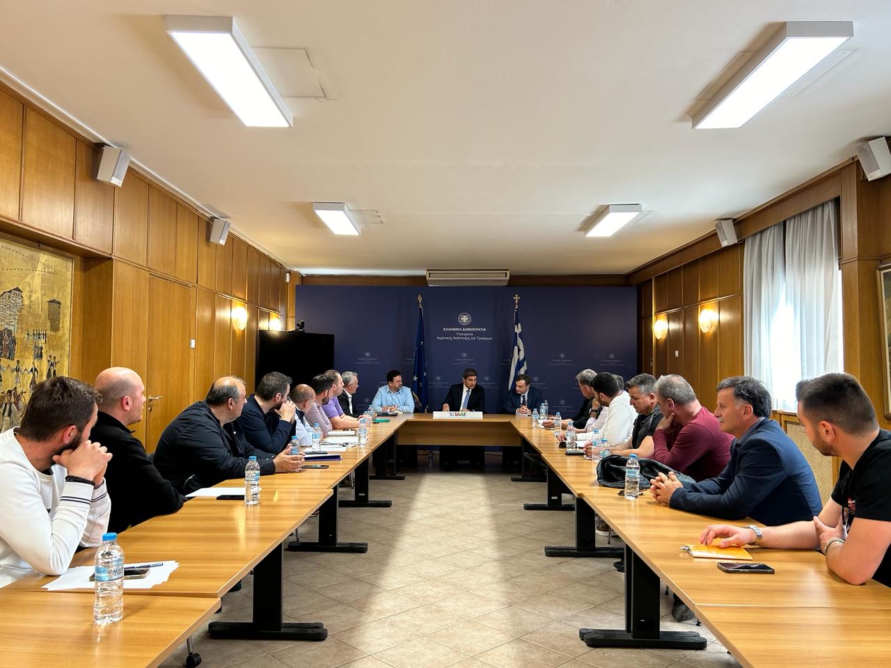 Αυγενάκης επαφές