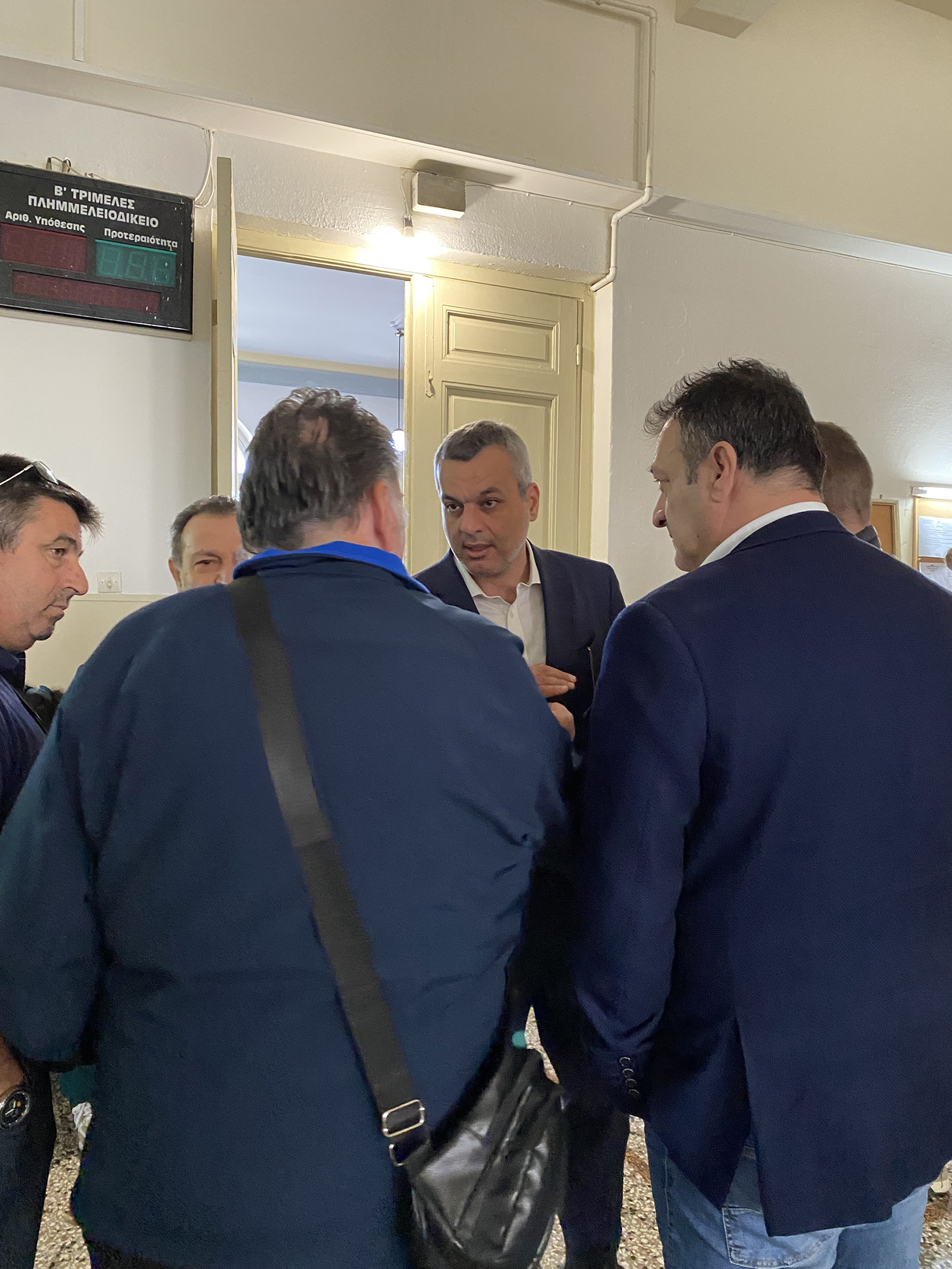 συμβασιούχοι