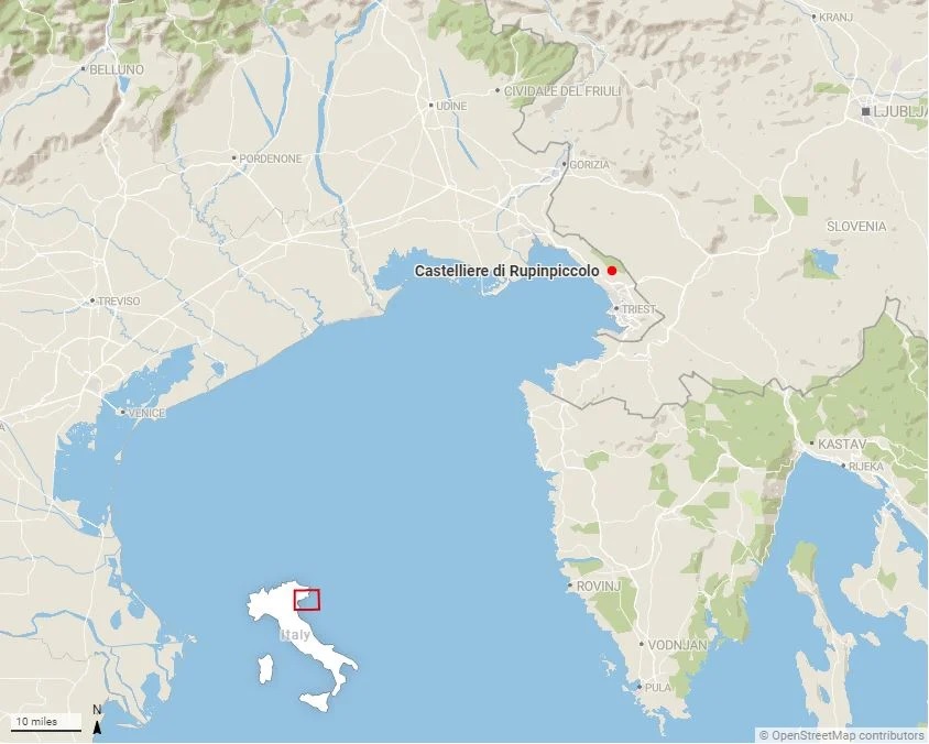 Ο χάρτης δείχνει τη θέση του Castelliere di Rupinpiccolo στην Τεργέστη της Ιταλίας. Η τοποθεσία φιλοξενεί ένα αρχαίο οχυρό σε λόφο που φαίνεται να ήταν σε χρήση από το 1.800-1.650 έως το 400 π.Χ. περίπου.