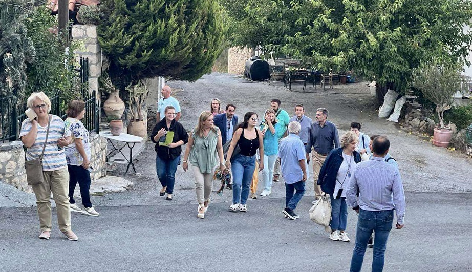 Σε Καρκαδιώτισσα, Ρουκάνι, Κυπαρίσσι και Προφήτη Ηλία η Μαρία Καναβάκη Εξωτερικός