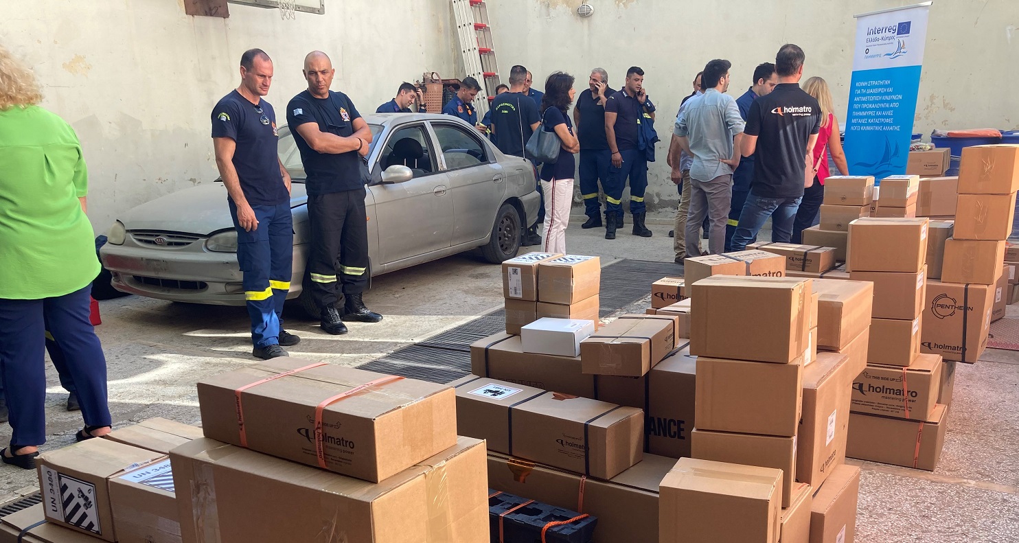 Παράδοση υλικού σε Πυροσβεστική