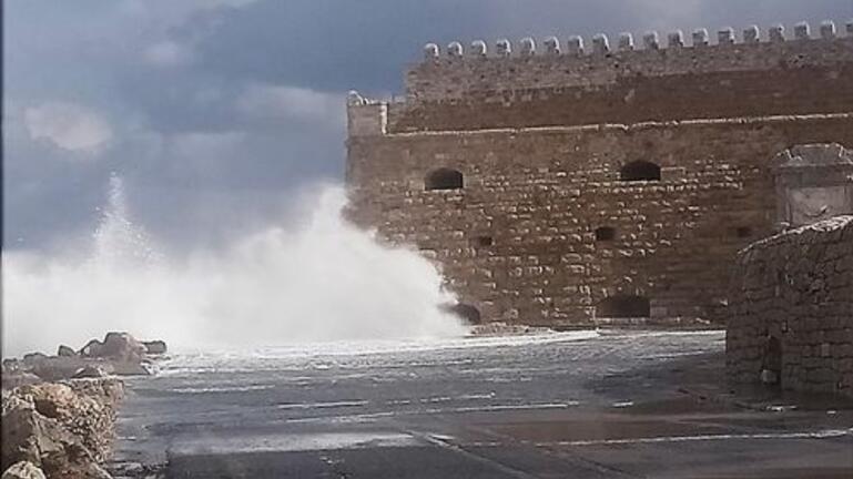 To Κεντρικό Λιμεναρχείο Ηρακλείου προειδοποιεί για ισχυρούς ανέμους