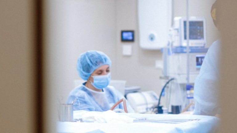 Αυξήθηκαν οι νοσηλείες ασθενών με Covid στις ΜΕΘ - Τέσσερις νέοι θάνατοι