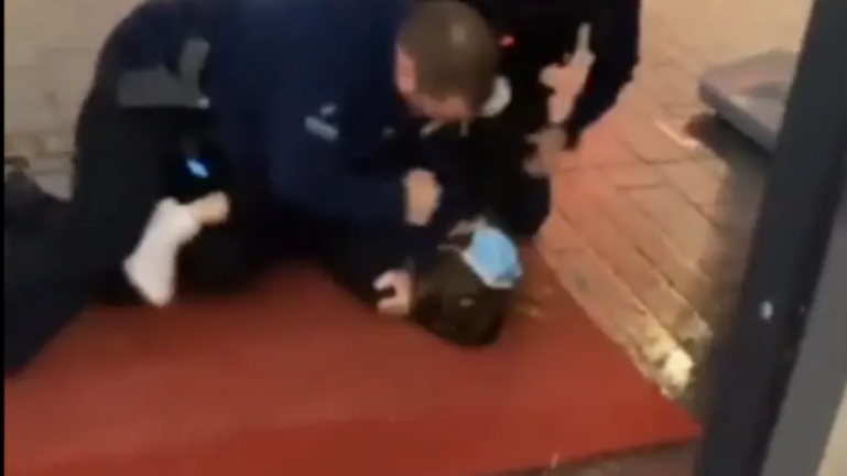 Σάλος στο Βέλγιο με βίντεο που δείχνει αστυνομικούς να ασκούν βία εναντίον 14χρονης