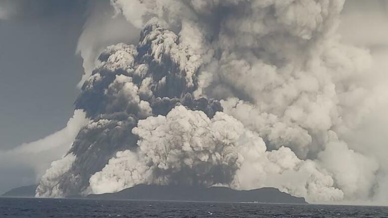 Συναγερμός στη Νέα Ζηλανδία - Τσουνάμι μετά από έκρηξη ηφαιστείου στην Τόνγκα