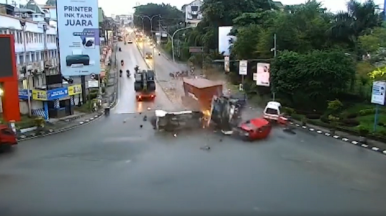 Τραγωδία στην Ινδονησία: Φορτηγό παρέσυρε αυτοκίνητα και μοτοσικλέτες