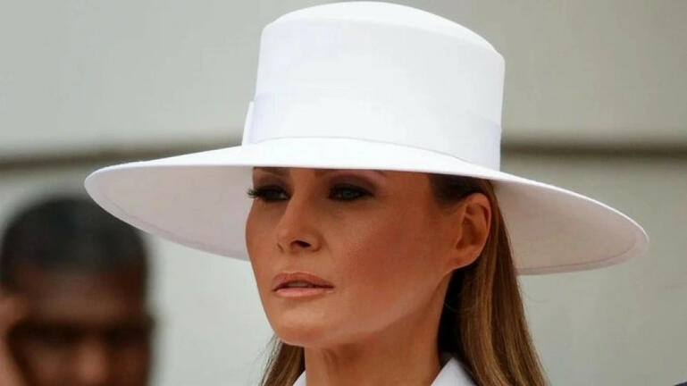 «Στο σφυρί» το εμβληματικό καπέλο που φορούσε η Μελάνια Τραμπ στην επίσκεψη του ζεύγους Μακρόν