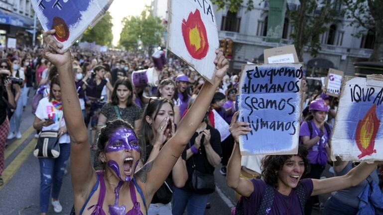 Ουρουγουάη: Χιλιάδες γυναίκες διαδήλωσαν κατά της "κουλτούρας του βιασμού"