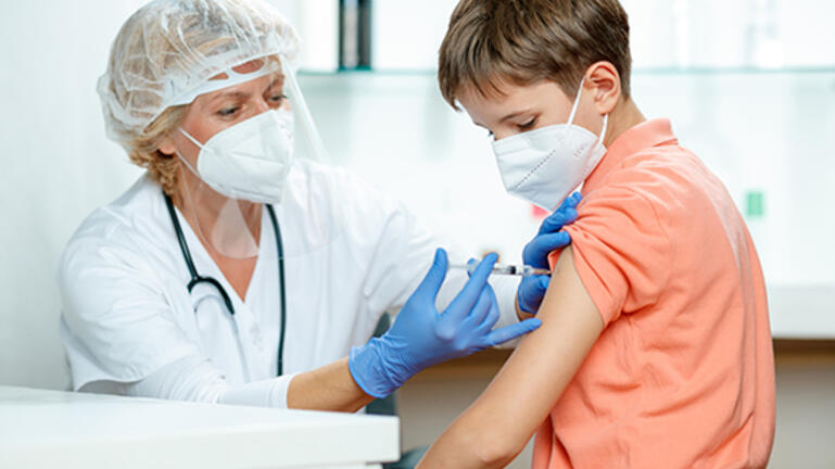 Άνοιξαν εμβολιαστικές γραμμές για τις ηλικίες 5-11 ετών σε 26 νησιά της χώρας