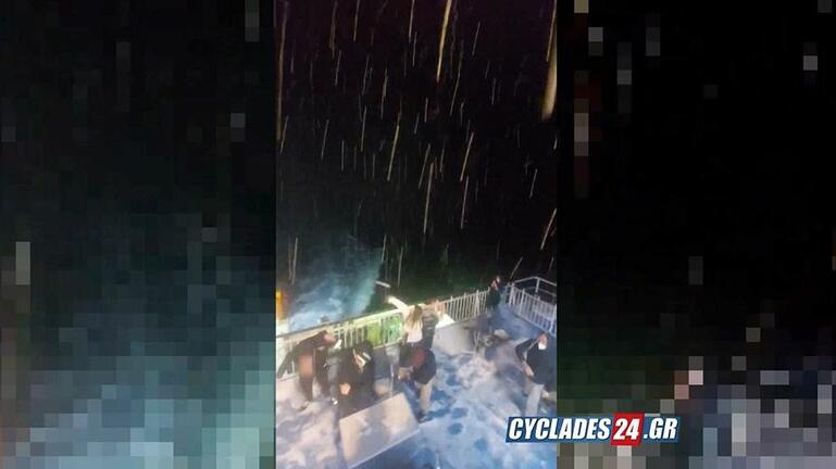 Έπαιζαν χιονοπόλεμο στο πλοίο, ενώ ταξίδευαν!