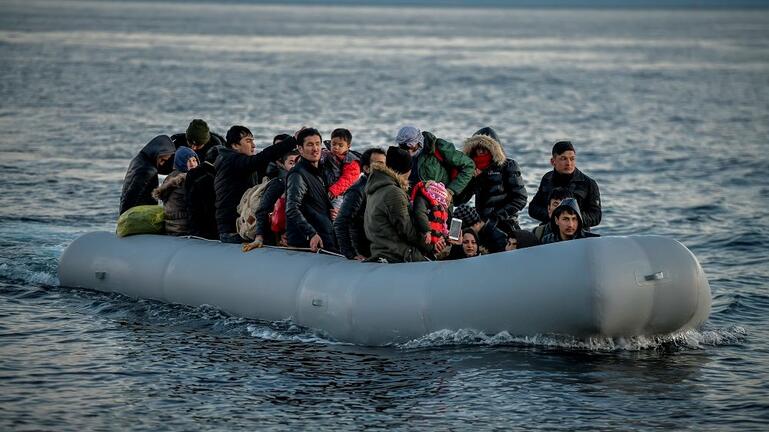 Τουλάχιστον 106 μετανάστες εντοπίστηκαν σε βραχώδη περιοχή 