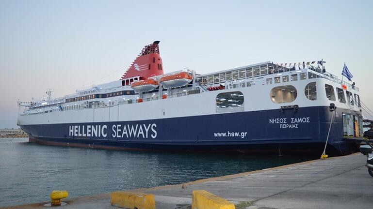 Αποκολλήθηκε το πλοίο «Νήσος Σάμος» που είχε επικαθήσει στο λιμάνι της Χίου