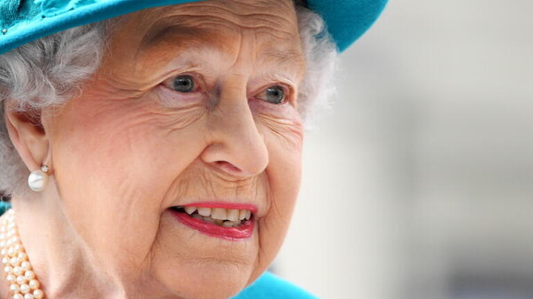 Η βασίλισσα Ελισάβετ έβαλε κραγιόν δημοσίως (χωρίς καθρέφτη)- και δεν είναι πρώτη φορά