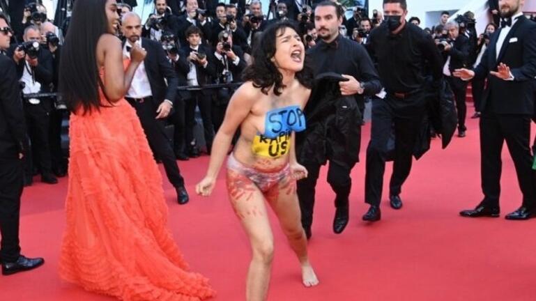 Γυμνή διαδηλώτρια αναστάτωσε το κόκκινο χαλί του Φεστιβάλ των Καννών