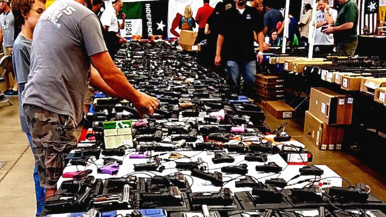 Μακελειό στο Τέξας: Στις ΗΠΑ ο δολοφόνος αγόρασε όπλα αλλά απαγορεύεται να αγοράσει «αυγό Kinder»