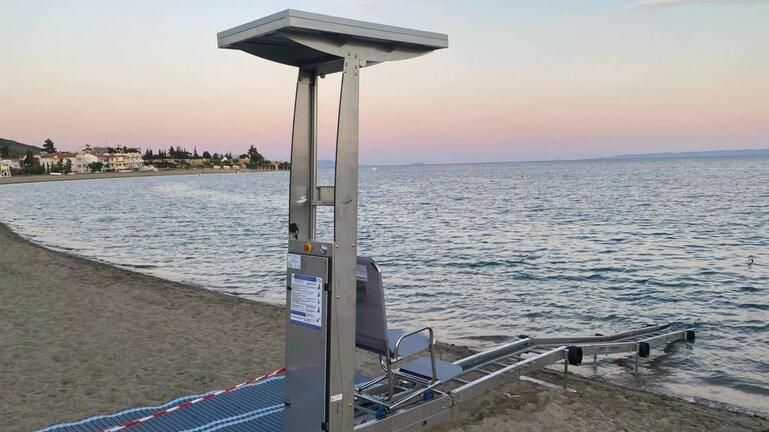 Ο δήμος Πολυγύρου τοποθέτησε ειδικές ράμπες για ΑΜΕΑ σε όλες τις παραλίες 
