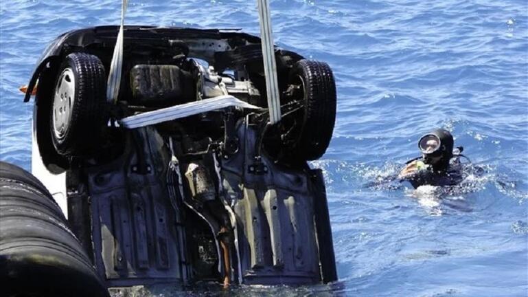 Τραγική ιστορία: Μάνα & γιος δέθηκαν με χειροπέδες και βούτηξαν με το αυτοκίνητο στη θάλασσα