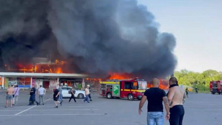 Ρωσικοί πύραυλοι χτύπησαν εμπορικό κέντρο στο Κρέμεντσουκ – Τουλάχιστον 2 νεκροί και 20 τραυματίες