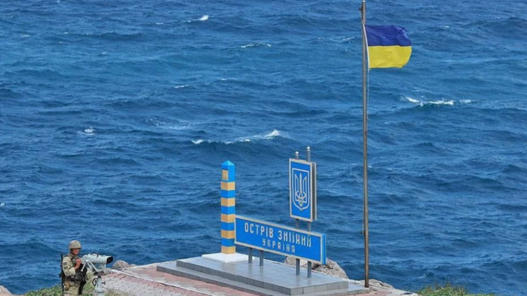  Πόλεμος στην Ουκρανία: Υψώθηκε ξανά η ουκρανική σημαία στο Φιδονήσι